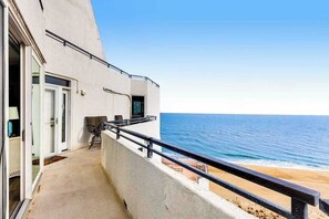 Property grounds - Oceanfront condo with two balconies, amazing views, WiFi, AC, & shared pool (Ocean City)