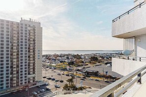 Property grounds - Oceanfront Condo with 2 Balconies, Ocean/Bay Views, WiFi & Shared Pool (Ocean City)