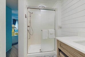 Shower, towels - Bright, oceanfront condo with balcony, AC, laundry & outdoor pool (Ocean City)