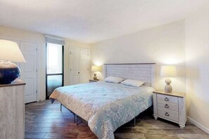 2 bedrooms, WiFi, bed sheets - Oceanfront Condo with a Balcony, Great View, AC, WiFi & Shared Outdoor Pool (Ocean City)