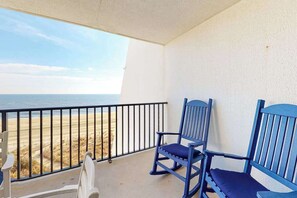 Property grounds - Oceanfront Condo with a Balcony, Great View, AC, WiFi & Shared Outdoor Pool (Ocean City)