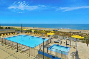 Ein Pool auf dem Dach mit freiem Blick auf Strand und Meer.