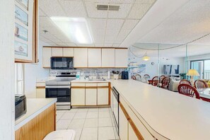 Fridge, microwave, oven, stovetop - Plaza 909 (Ocean City)