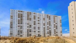Ein mehrstöckiges Hotel mit einheitlichem Äußeren in Strandnähe.