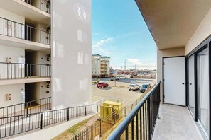 Property grounds - Ocean Block Condo with Balcony, Partial Ocean View, Central AC & Washer/Dryer (Ocean City)