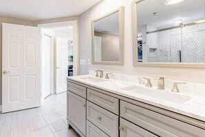Shower, towels - Beachfront Condo with Amazing Water Views, Private Balcony, A/C (Ocean City)