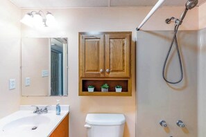 Shower, towels - One Block to the Beach Perfectly Located Condo w/ AC, Balcony, Shared Pool (Ocean City)