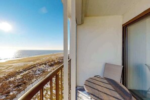 Property grounds - Air-Conditioned Condo Steps from the Beach w/ Balcony, WiFi, Washer/Dryer (Ocean City)