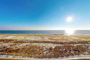 On the beach - Air-Conditioned Condo Steps from the Beach w/ Balcony, WiFi, Washer/Dryer (Ocean City)