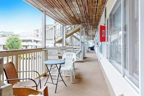 Outdoor dining - Great Beach Retreat w/Private Washer/Dryer, Central A/C, Full Kitchen, Free WiFi (Ocean City)