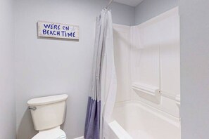 Shower, towels - Great Beach Retreat w/Private Washer/Dryer, Central A/C, Full Kitchen, Free WiFi (Ocean City)