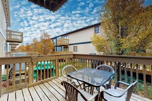 Outdoor dining - Updated Bayside Townhome w/ Patio, AC, WiFi, Washer/Dryer & Shared Pools (Ocean City)