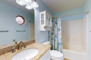 Shower, towels - Updated Bayside Townhome w/ Patio, AC, WiFi, Washer/Dryer & Shared Pools (Ocean City)