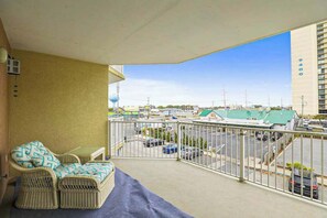 Terrace/patio - Terrific Beach Condo w/Spacious Balcony, W/D, Shared Pool, Fitness Center, WiFi (Ocean City)