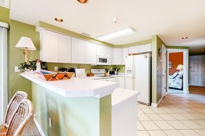 Fridge, microwave, oven, stovetop - Lorelei II 101 (Ocean City)