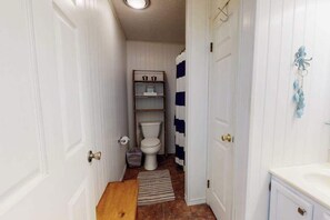 Shower, towels - Recently Renovated Condo near the Ocean w/Private Balcony, Washer/Dryer, A/C (Ocean City)