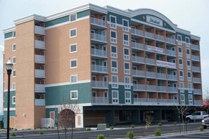 Exterior - Comfy and Convenient Vacation Home in Bayfront Building w/Shared Pool, Free WiFi (Ocean City)