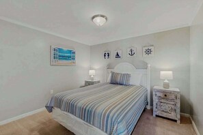 2 bedrooms, WiFi, bed sheets - Comfy and Convenient Vacation Home in Bayfront Building w/Shared Pool, Free WiFi (Ocean City)
