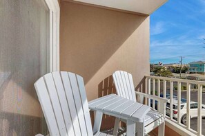 Property grounds - Comfy and Convenient Vacation Home in Bayfront Building w/Shared Pool, Free WiFi (Ocean City)