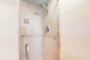 Shower, towels - Ocean Block Condo w/ Side Ocean View, Balcony, WiFi, AC & Shared Pool (Ocean City)