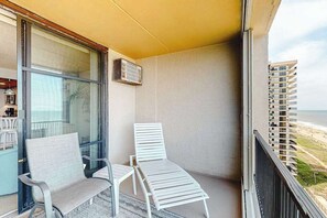 Property grounds - Oceanfront condo with W/D & outdoor pool - great location (Ocean City)