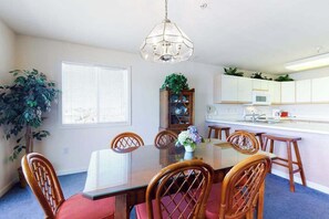 Dining - Spacious bayfront home with water views - pool, fireplace & washer/dryer (Ocean City)