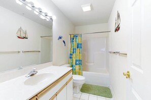 Shower, towels - Spacious bayfront home with water views - pool, fireplace & washer/dryer (Ocean City)