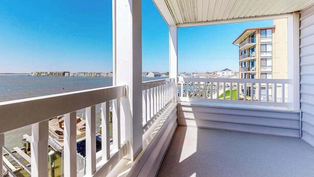 Un balcon avec vue sur la mer et les bâtiments.