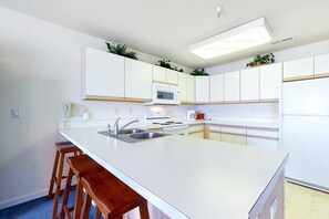 Fridge, microwave, oven, stovetop - Spacious bayfront home with water views - pool, fireplace & washer/dryer (Ocean City)