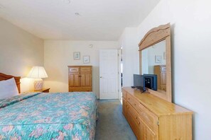 3 bedrooms, iron/ironing board, Internet, bed sheets - Spacious bayfront home with water views - pool, fireplace & washer/dryer (Ocean City)