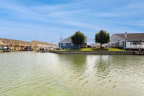 Exterior - Lovely Bayside Condo with Spacious Deck Overlooking Canal w/Shared Pool, WiFi (Ocean City)