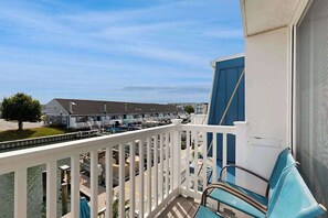 Property grounds - Lovely Bayside Condo with Spacious Deck Overlooking Canal w/Shared Pool, WiFi (Ocean City)