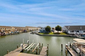 Marina - Lovely Bayside Condo with Spacious Deck Overlooking Canal w/Shared Pool, WiFi (Ocean City)
