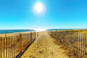 On the beach - Terrific oceanfront condo with balcony, outdoor pool, & washer/dryer (Ocean City)