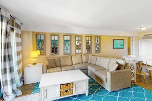TV, DVD player, offices - Terrific oceanfront condo with balcony, outdoor pool, & washer/dryer (Ocean City)