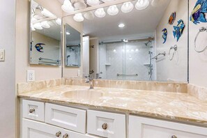 Shower, towels - Beachfront condo with amazing views, balcony, & outdoor pool (Ocean City)