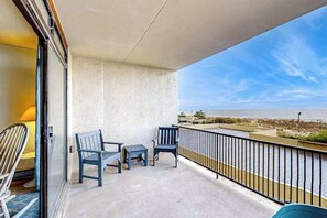 Terrace/patio - Beachfront condo with amazing views, balcony, & outdoor pool (Ocean City)