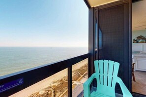 Property grounds - Budget-friendly beachfront condo with balcony, pools, gym & sauna (Ocean City)