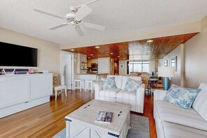 TV, DVD player, offices - Exquisite beachfront condo with pool & beach views & balcony (Ocean City)