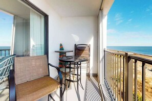 Outdoor dining - Inviting beachfront condo with beach views, balcony, AC & washer/dryer (Ocean City)