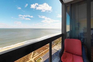Property grounds - Cozy beachfront condo with balcony, washer/dryer, pools & gym (Ocean City)