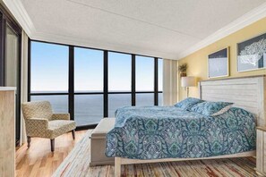 1 bedroom, WiFi, bed sheets - Cozy beachfront condo with balcony, washer/dryer, pools & gym (Ocean City)