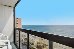 Property grounds - Incredible beachfront condo with balcony, washer/dryer, pools & gym (Ocean City)