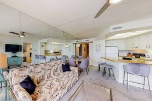 TV, DVD player - Waterfront condo with balcony, beach views, pools & gym (Ocean City)