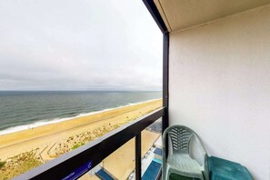Property grounds - Waterfront condo with balcony, beach views, pools & gym (Ocean City)