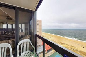 Property grounds - Waterfront condo with balcony, beach views, pools & gym (Ocean City)