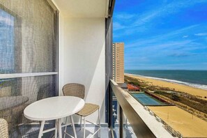 Property grounds - Fascinating beachfront studio with great balcony views, pools, gym & AC (Ocean City)