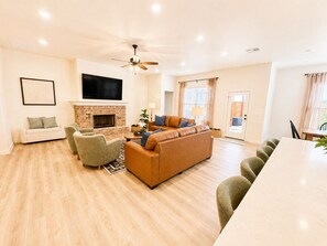Smart TV, fireplace