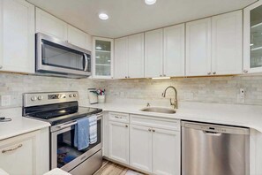 Refrigerador, microondas, horno y parrilla de estufa 