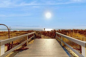 Property grounds - Convenient beachfront condo with balcony, pools, tennis, gym & central AC (Ocean City)